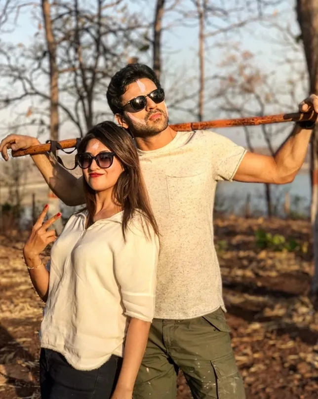Perayaan Holi ala Divyanka dan Vivek, tanpa bubuk warna-warni mencolok ©instagram/officialvivekdahiya