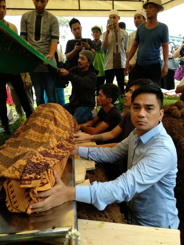 Enda nampak tegar kala memakamkan sang ayah ©KapanLagi.com/Mathias Purwanto