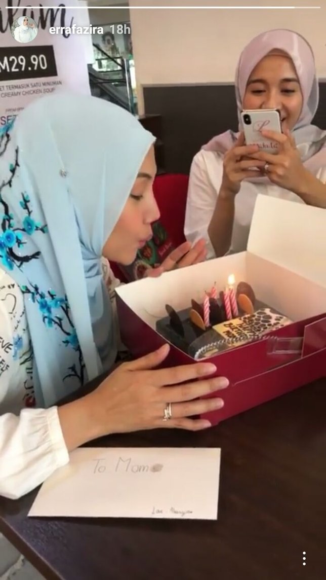 Erra meniup lilin kue ultah yang diberikan oleh Bella ©instagram/errafazira