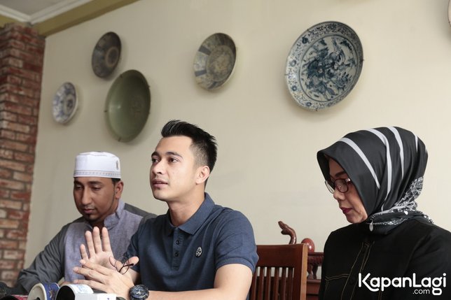 Eza (tengah) saat gelar konferensi pers tentang pernikahannya  © KapanLagi.com®/Muhammad Akrom Sukarya