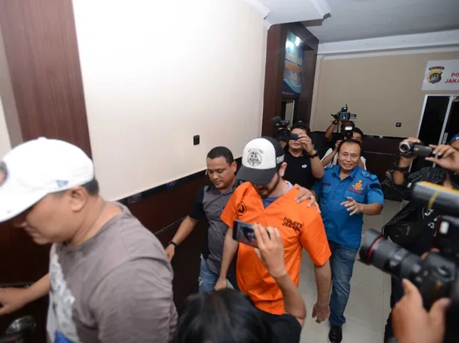 Fachri Albar seolah menghindar dari serbuan awak media. © KapanLagi.com/Bayu Herdianto