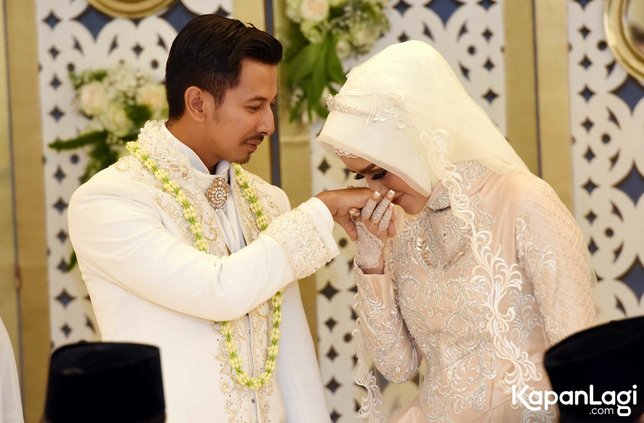 Fairuz A Rafiq menikah dengan mahar senilai Rp 999.999. ©KapanLagi.com/Agus Apriyanto
