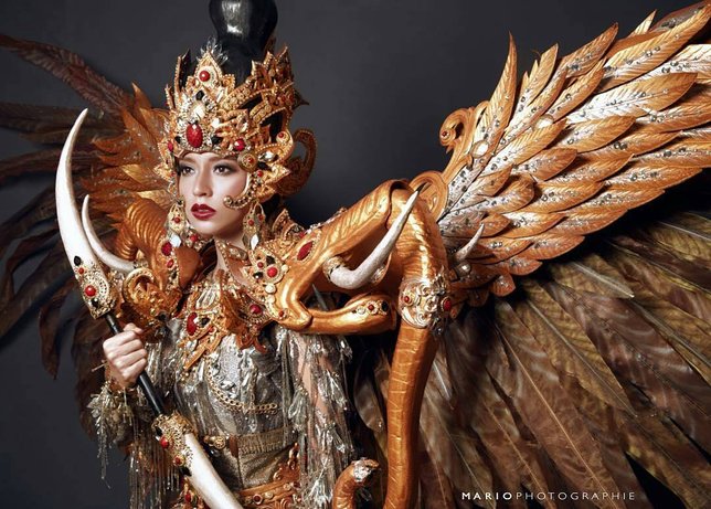 Kostum unik hewan kisah mitologi ini dipakai Karina Nadila untuk Miss Supranational 2017. Credit: via instagram.com/officialputeriindonesia