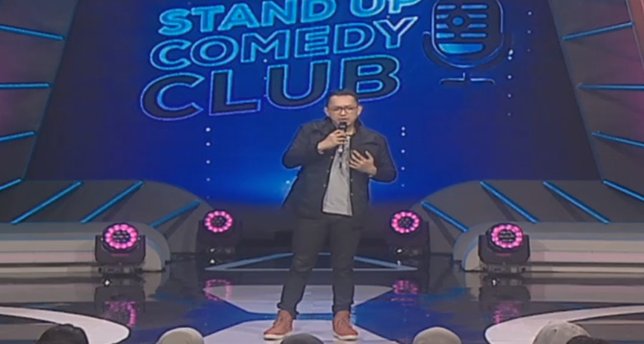 Daned lantas terlibat dalam sejumlah program televisi, salah satunya jadi mentor di Stand Up Comedy Academy (SUCA) yang tayang di Indosiar (Credit: Vidio.com)