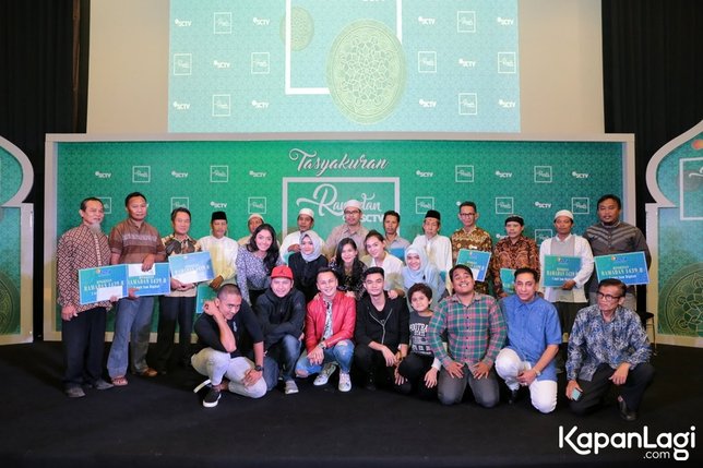 Gading dan Andhika bersama kru sinetron mereka © KapanLagi.com®/Bayu Herdianto