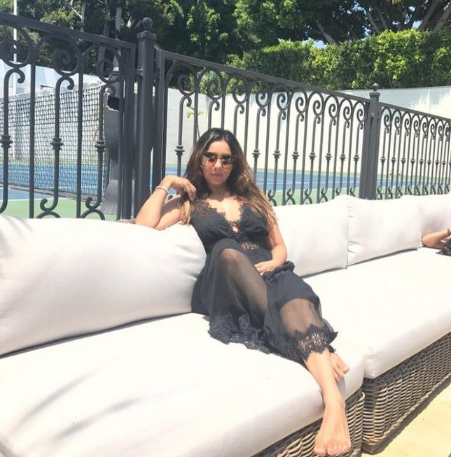 Gauri santai di Los Angeles dengan baju seksi ©pinkvilla