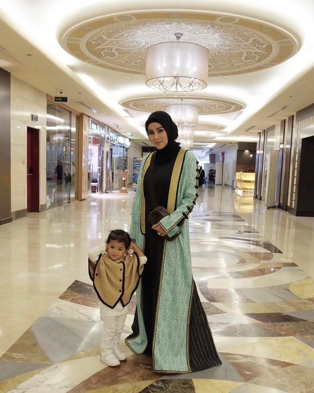 Gaya Anggun Para Selebriti dengan Dress Muslim Saat Umroh  