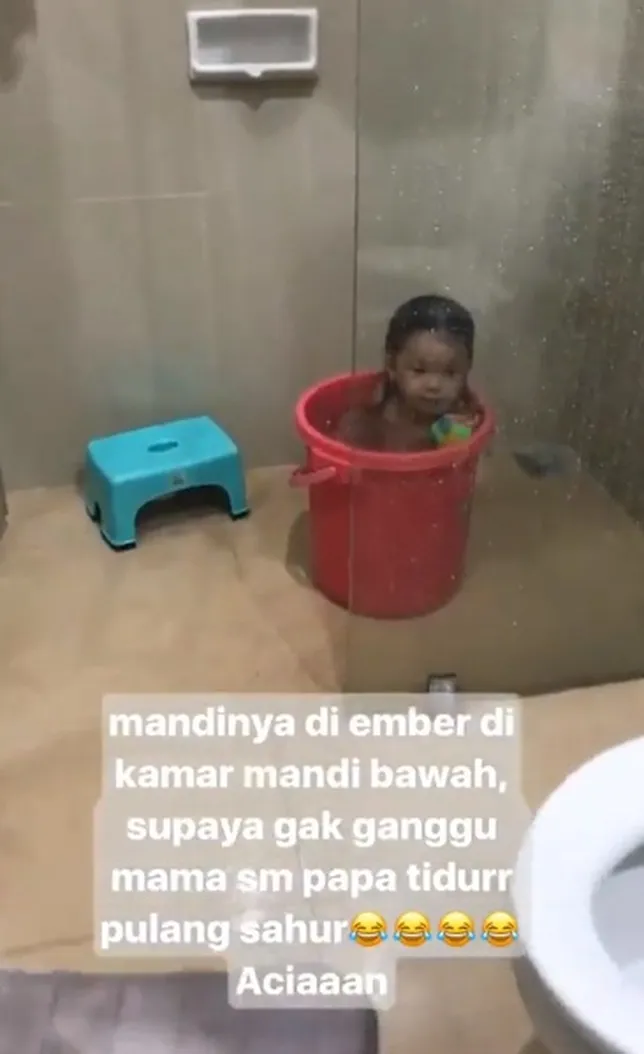 Gaya Gempi mandi di dalam ember ©instagram/gisel_la