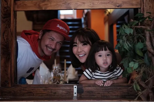 Bersama Baby Gempi, Gisel dan Gading bangun keluarga kecil harmonis. /©instagram.com/gadiiing
