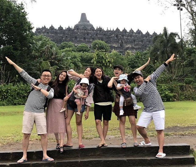 Saat Glenn dan yang lain berpose dengan background Candi Borobudur (instagram.com/glennalinskie)