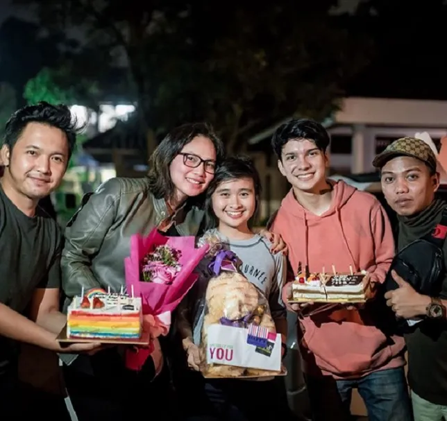 Gritte mendapat kejutan dari para sahabat (credit : instagram.com/gritteagathaa)