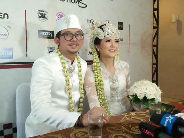 Poppy Sovia dan Ahmad Gussaoki resmi menikah © Kapanlagi.com