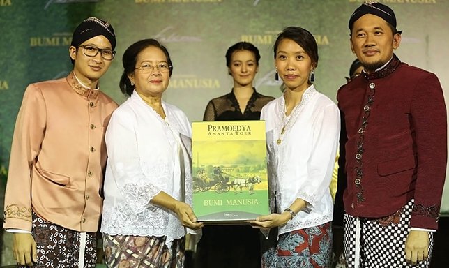 Hanung merasa beruntung karena sudah memproduksi beberapa film periodik sebelum BUMI MANUSIA. © Bintang.com/Bambang E Ros