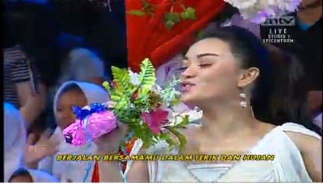 Zaskia Gotik bawakan lagu akad jelang pernikahan Vicky Prasetyo. cr: Pesbukers ANTV