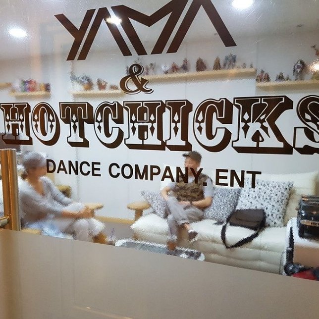 Logo YAMA & HOTCHICKS (Credit: instagram.com/hotchicksbyj)