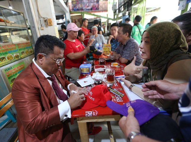 Hotman tampak sedang melayani sesi konsultasi di Kopi Jhonny. © KapanLagi.com/Budy Santoso