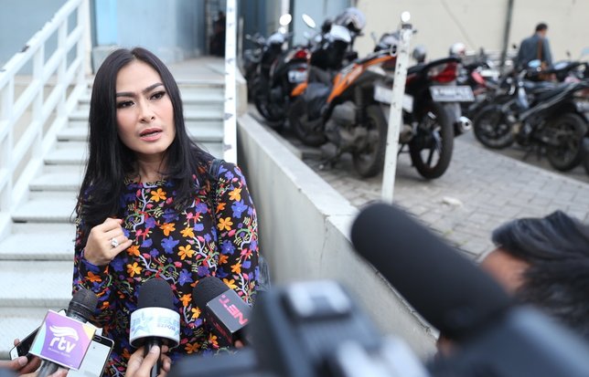 Iis minta orang yang menyindirnya lebih baik nonton KDI © bintang.com/Yunan Laziale