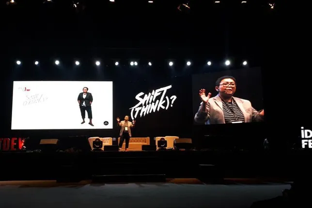 Ika Natassa on stage © 2018 www.thenextdev.id/Twitter @the_nextdev