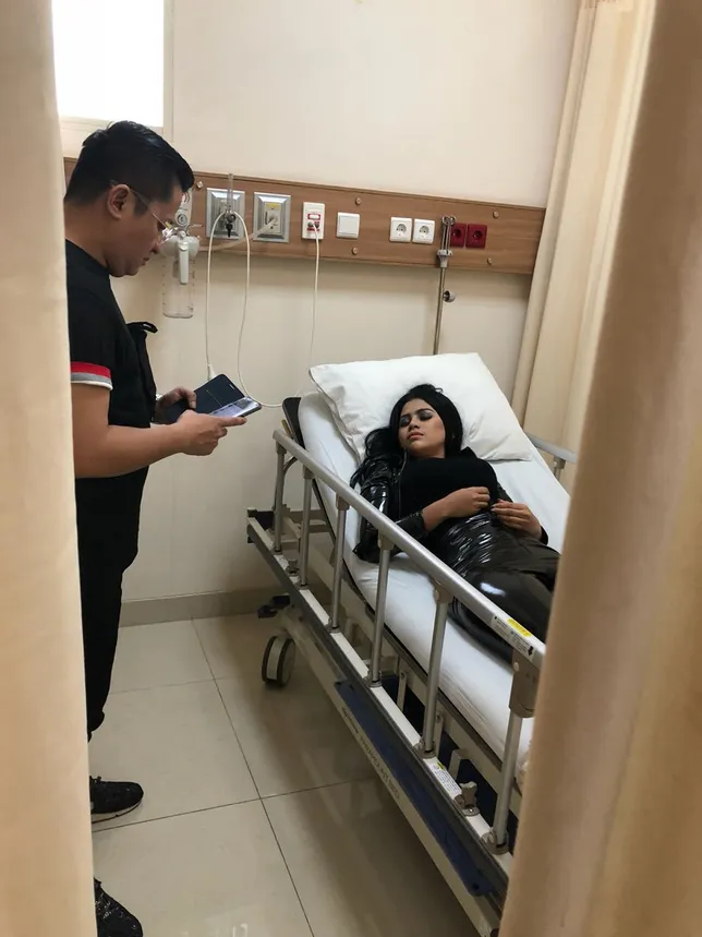 Kondisi Lia pasca tergigit ular Lucky / Credit: KapanLagi - Sahal Fadhli
