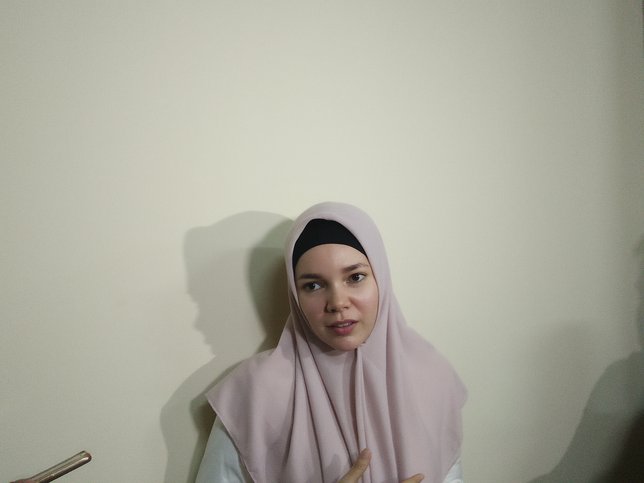 Dewi Sandra sempat kaget lihat Chacha berhijab / Credit: KapanLagi - Nuzulur Rakhmah