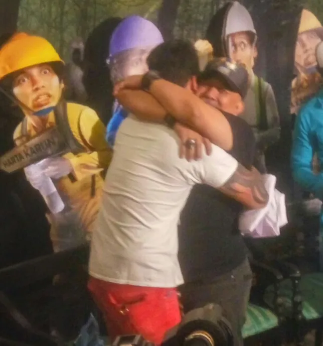 Indro beri pelukan hangat untuk Tora yang sudah balik © KapanLagi.com®/Abbas Aditya