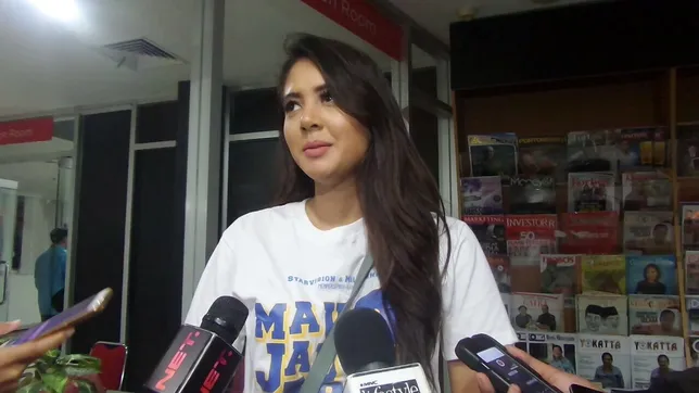 Aurelie sibuk dengan kerjaan © KapanLagi.com®/Abbas Aditya
