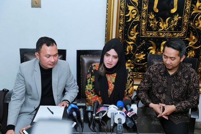 Yulia saat melakukan klarifikasi dengan awak media. © KapanLagi.com/Adrian Bintang.com