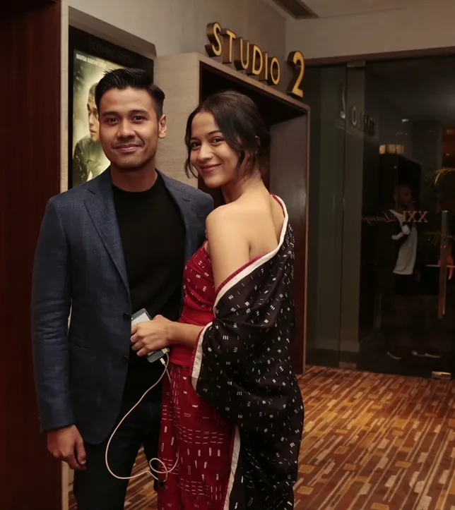 Putri didamping Chicco saat gala premier film terbarunya. © KapanLagi.com/Akrom Sukarya
