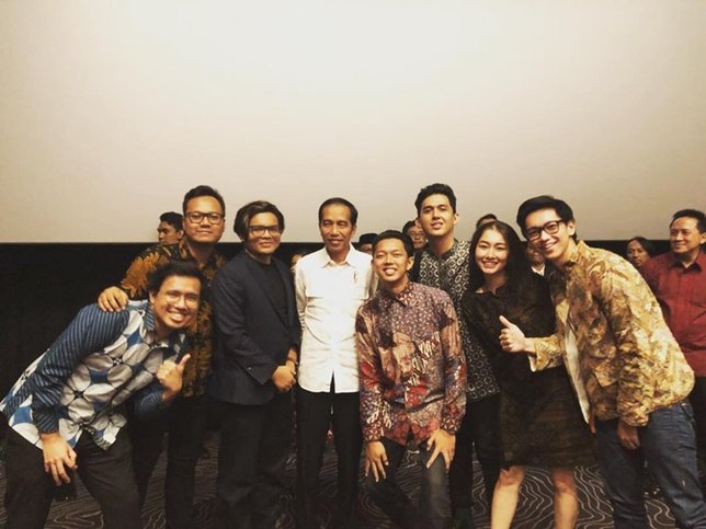 Jokowi bersama sutradara dan pemeran YOWIS BEN. © instagram.com/fajarnugrs/