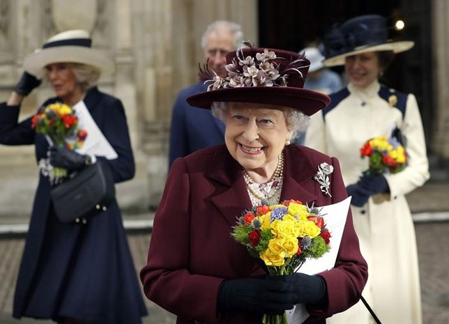 Ratu Elizabeth memberi bingkisan natal pada seluruh pegawainya. (AFP)