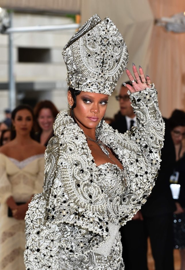 Gaun Rihanna ini bertabur kristal, Riri mengaku gaunnya amat berat dan tak nyaman. © AFP