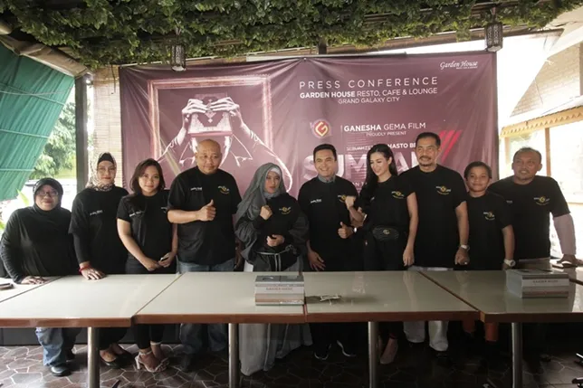 Syahrul dan Sylvia bersama cast dan crew film SUMPAH. (Cr: KapanLagi.com/Fikri Alfi)