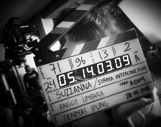 Proses syuting 'SUZZANA: BERNAFAS DALAM KUBUR'. Can you see that eye?© Instagram.com/ANGGY_UMBARA