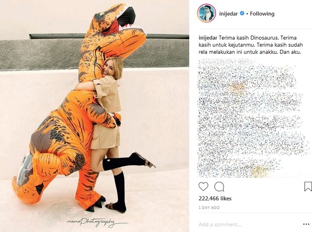 Pelukan Jedar sebagai rasa terima kasih kepada Richard yang sudah jadi dinosaurus ©instagram/inijedar