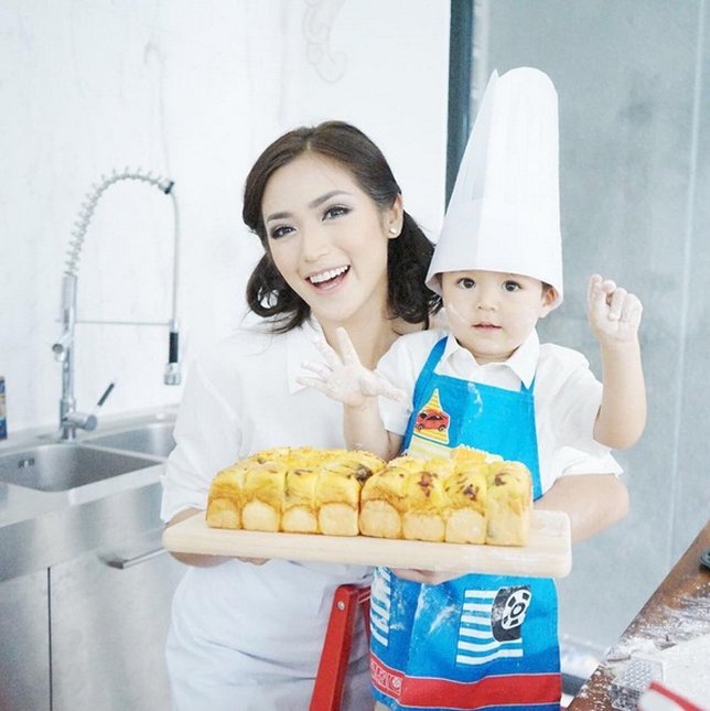 Selain kosmetik, Jedar juga punya bisnis kue bareng sang anak. /©instagram.com/barackbakery