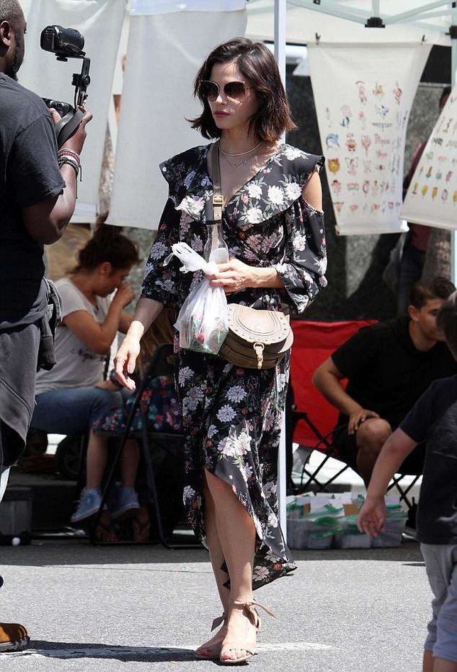 Jenna tampil cantik dalam balutan floral dress © BACKGRID via dailymail.co.uk