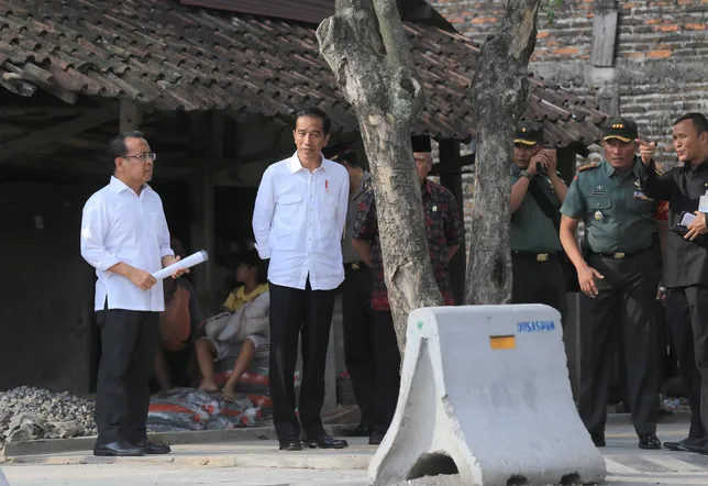 Kahiyang Ayu Menikah, Jokowi Tidak Ambil Cuti & Terus Bekerja Kahiyang Ayu Menikah, Jokowi Tidak Ambil Cuti & Terus Bekerja video viral info traveling info teknologi info seks info properti info kuliner info kesehatan foto viral berita ekonomi