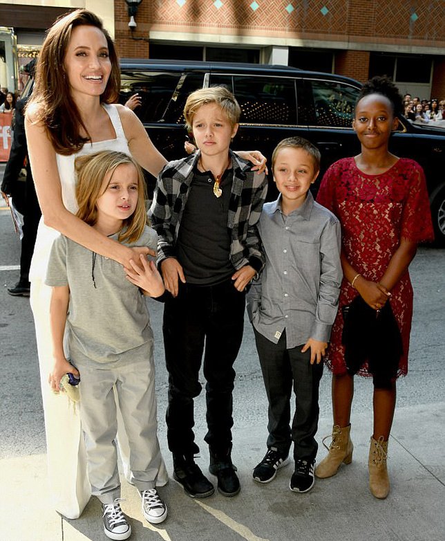 Jolie hadiri red carpet bersama ke-4 orang anaknya © dailymail.co.uk