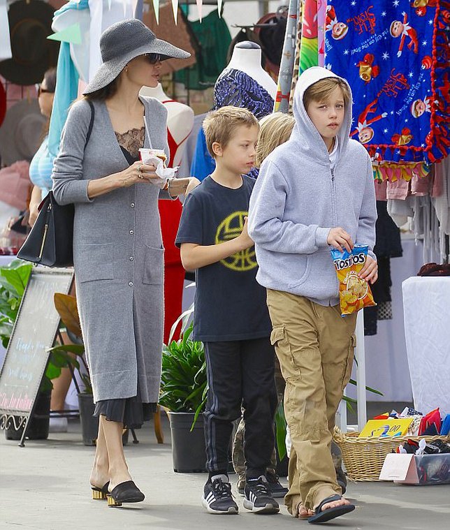 Jolie ajak anak-anaknya belanja ke pasar. Credit: dailymail.co.uk
