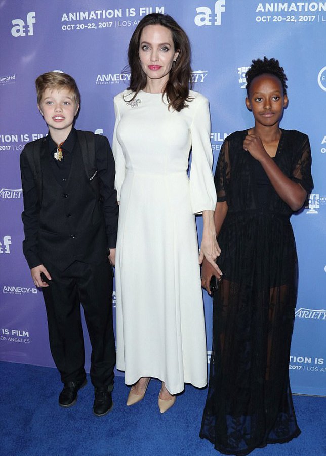 Jolie dan Zahara dandan cantik, Shiloh tetap tampil tomboy @ Shutterstock/dailymail.co.uk