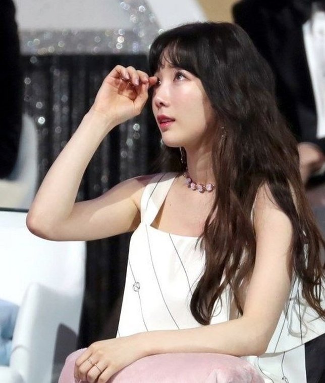 Taeyeon juga tak bisa menahan tangis © allkpop.com
