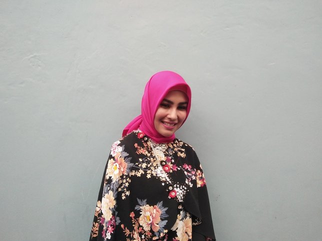 Keputusan Kartika Putri berhijab disambut positif oleh keluarga. cr: KapanLagi.com/Nuzulur Rakhmah