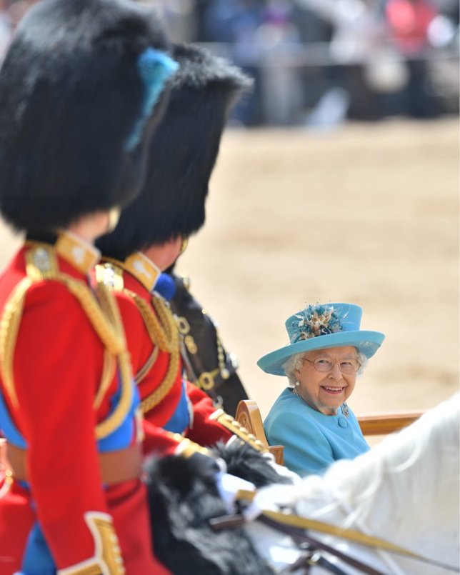 Ratu Elizabeth ditemani Pangeran Charles dan Pangeran William pada Trooping the Colour 2018. © Instagram.com/kensingtonroyal