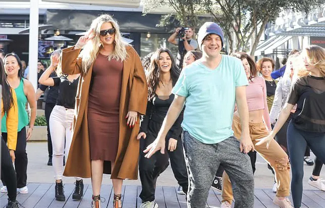 Khloe dan Kourtney ikut joget dengan Flash Mob © dailymail.co.uk