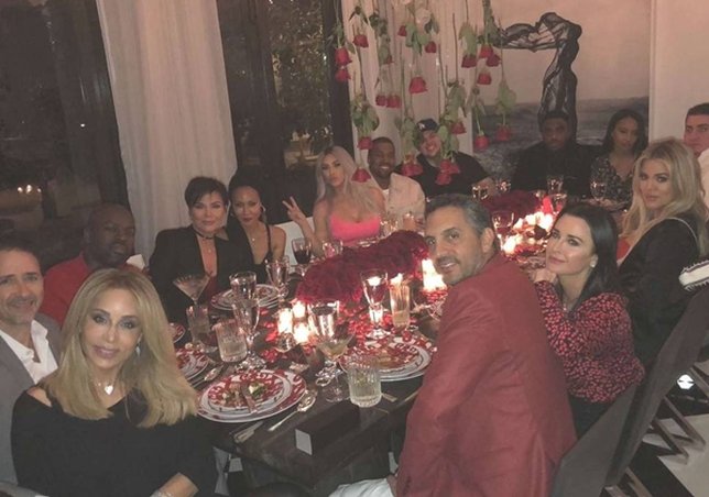 Makan malam bersama keluarga (credit: snapchat.com/add/kimkardashian)