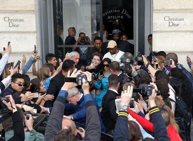 Kim saat keluar dari venue acara fashion Louis Vuitton © MEGA via dailymail.co.uk