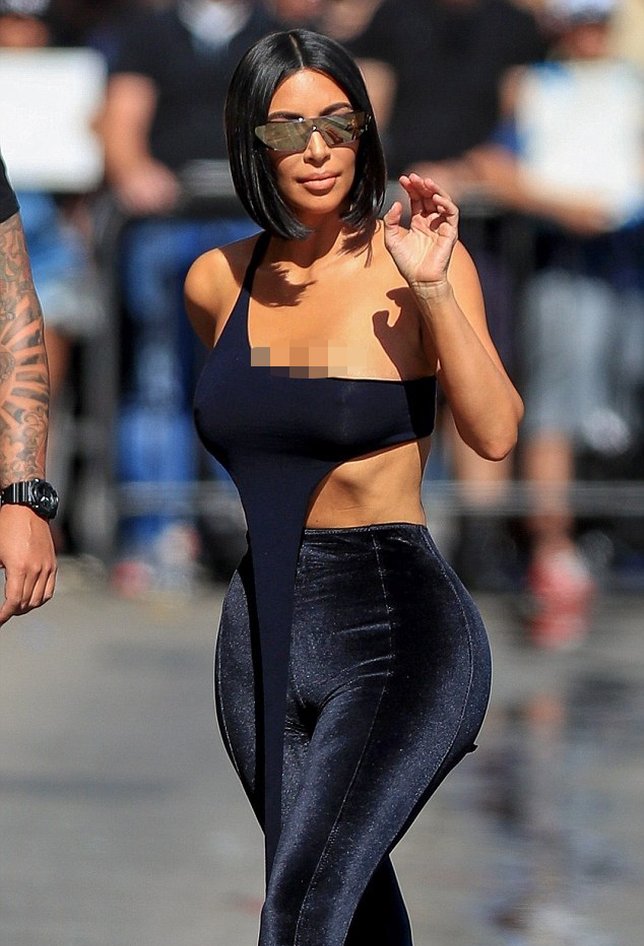 Abs killer Kim Kardashian, yakin kamu nggak bakal iri? © GAMR/BackGrid via dailymail.co.uk