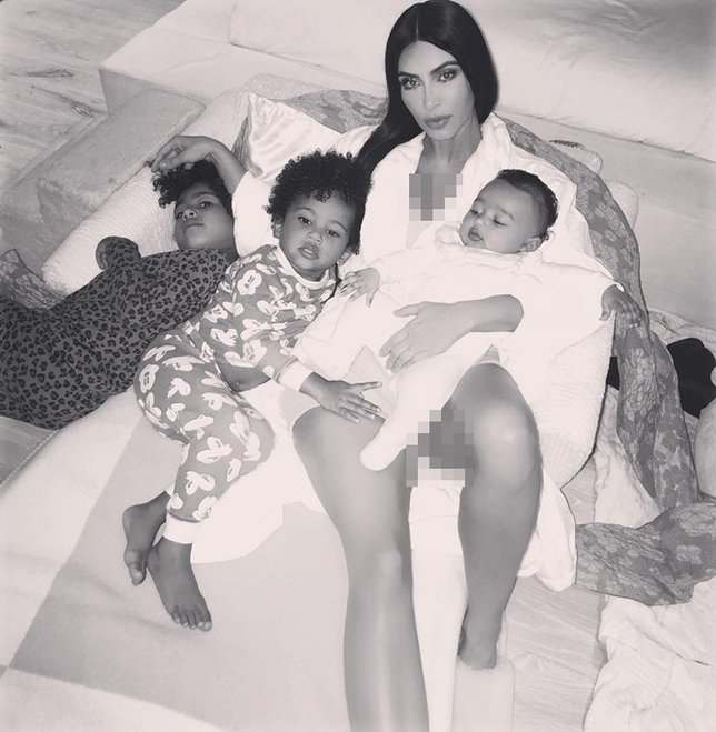 Kim Kardashian dan ketiga anaknya North West, Saint West, dan Chicago West (credit : instagram.com/kimkardashian)