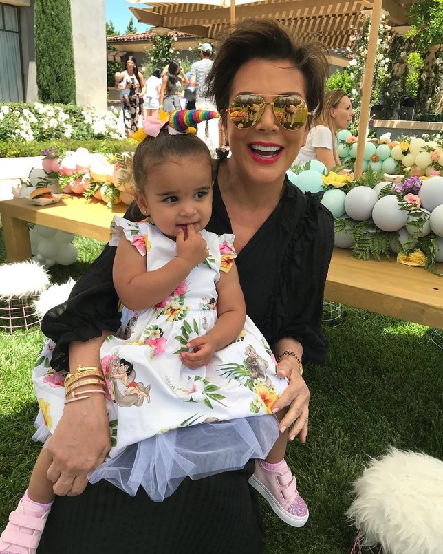 Kris Jenner bersama Dream Kardashian, satu-satunya cucu yang meneruskan klan Kardashian. © Instagram.com/krisjenner