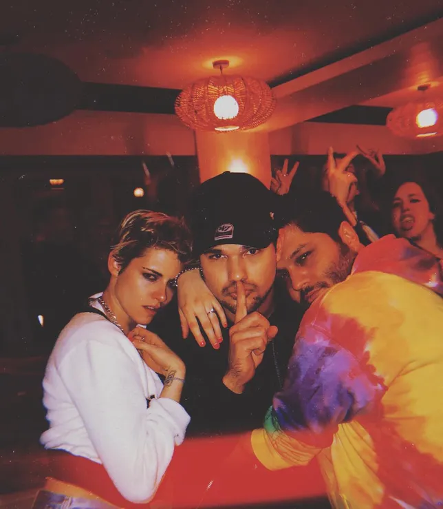 Kemunculan Kristen di pesta ultah Taylor jadi reuni TWILIGHT © instagram.com/cjscissorhands